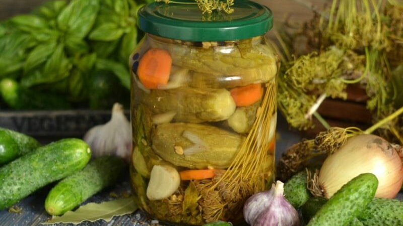 Delicious sweet, crunchy pickled cucumbers: a recipe for the winter for liter cans