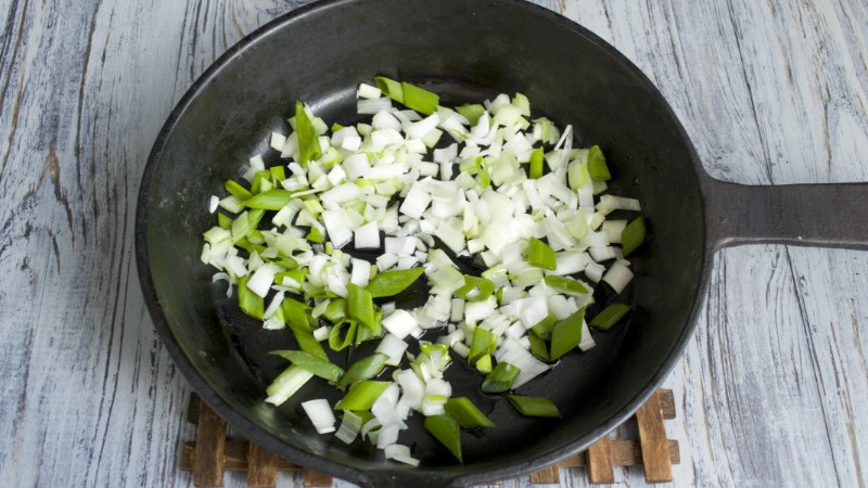 Is it possible to eat fried onions while losing weight and what is its calorie content