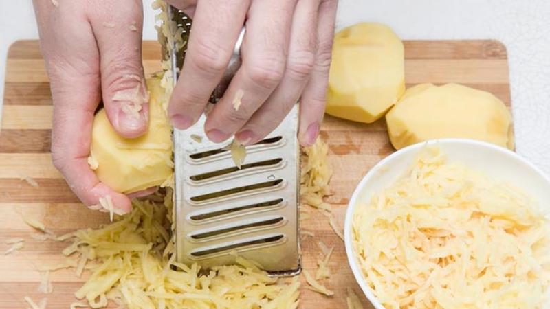 What does raw potatoes help from and is it possible to eat them