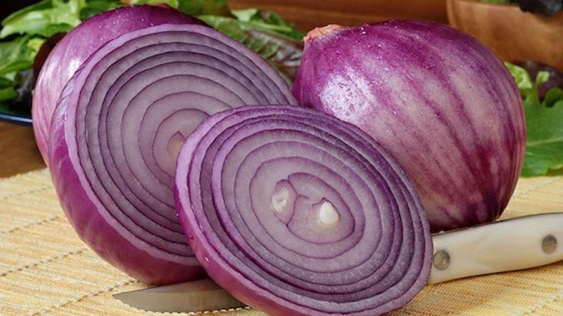 The benefits and harms of red onions for the human body