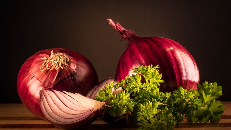 The benefits and harms of red onions for the human body