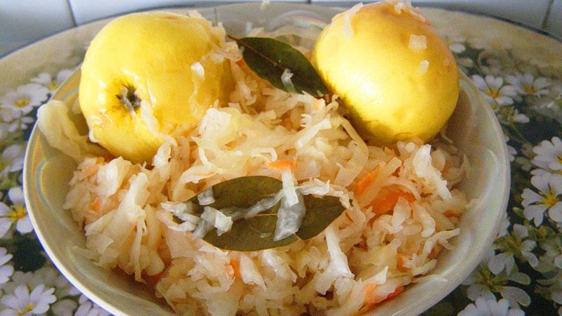 Delicious recipes for sauerkraut with apples for the winter