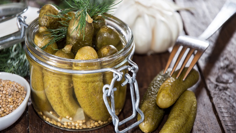 A delicious recipe for the winter: crispy pickled gherkins as in the store in a 1 liter jar