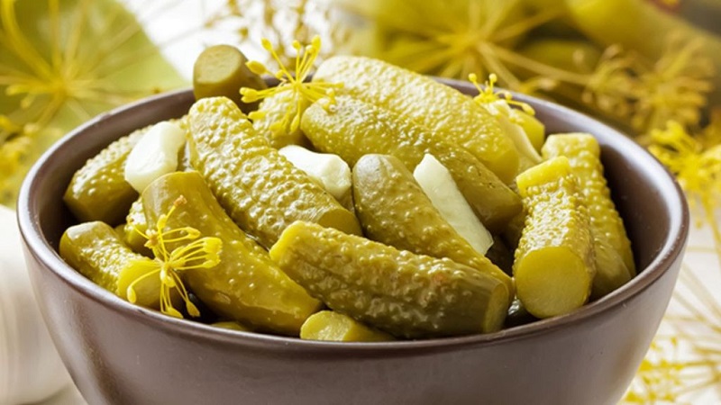 A delicious recipe for the winter: crispy pickled gherkins as in the store in a 1 liter jar