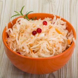 We prepare delicious sauerkraut with cranberries at home