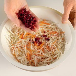 We prepare delicious sauerkraut with cranberries at home