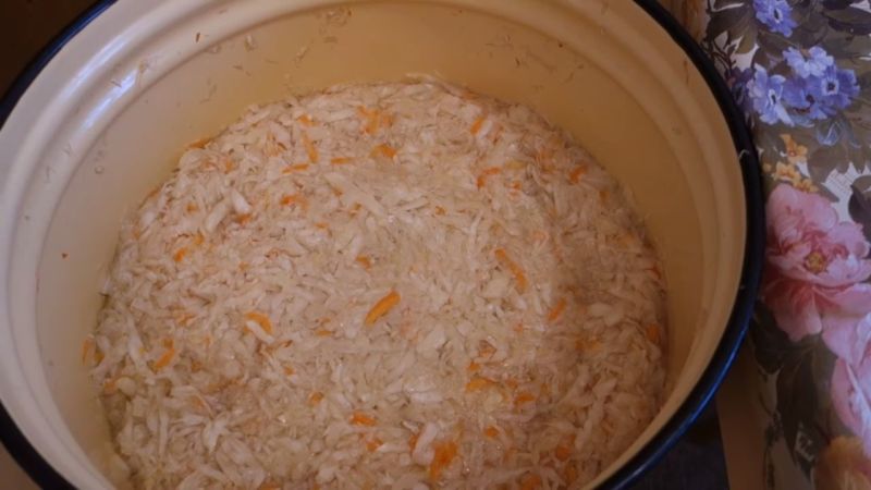 Step-by-step recipes for the winter: how to properly ferment cabbage in a bucket