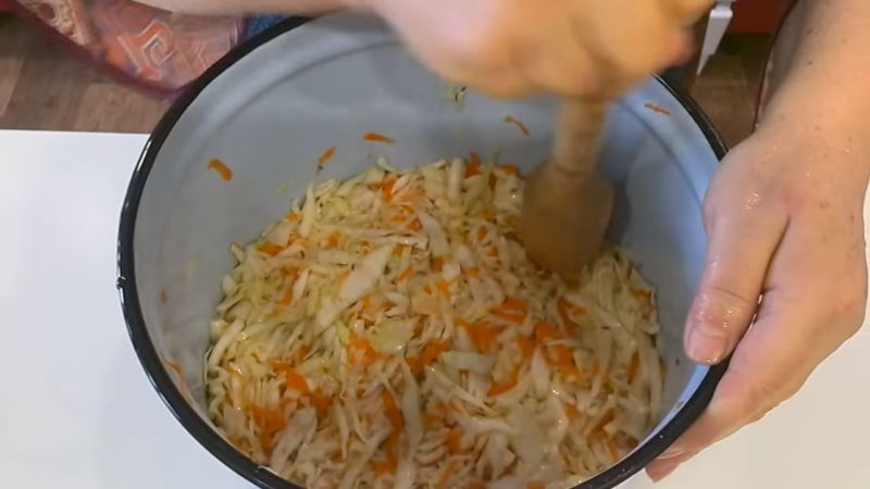 Step-by-step recipes for the winter: how to properly ferment cabbage in a bucket