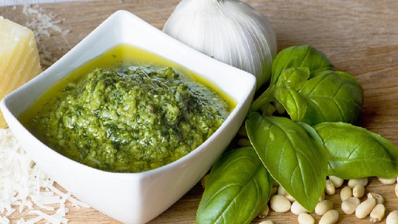 How to properly prepare basil for the winter at home in different ways