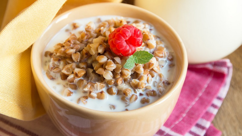 Why is it useful to eat raw buckwheat with kefir in the morning on an empty stomach?