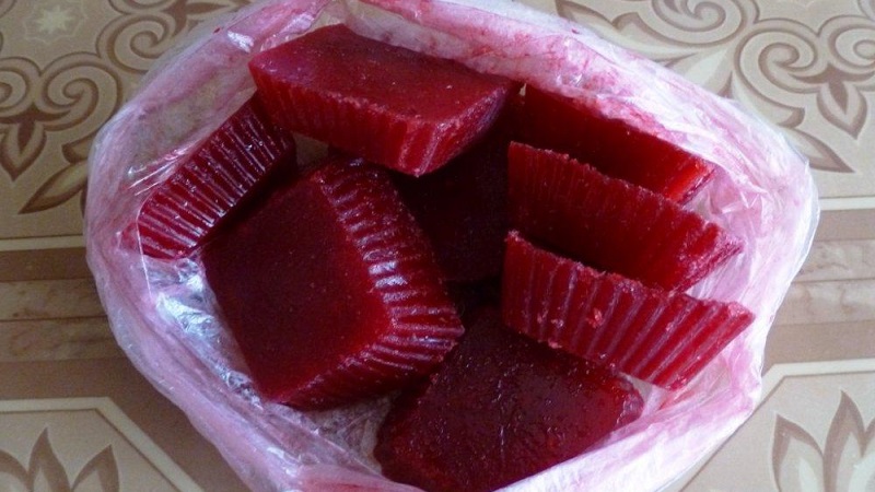 How to freeze honeysuckle for the winter as juice, puree, or whole berries