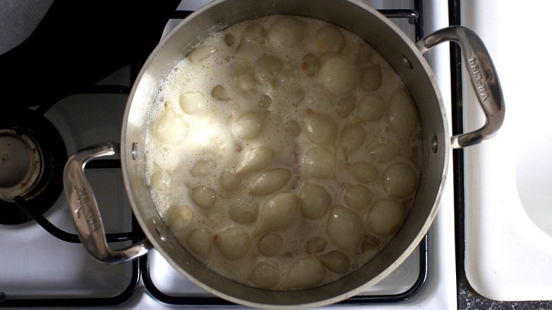 How to cook onions correctly and how much: a beginner's guide