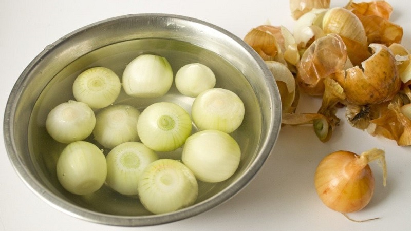 How to cook onions correctly and how much: a beginner's guide