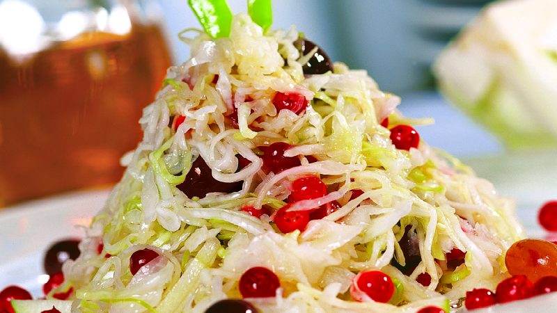 How to cook sauerkraut with lingonberries