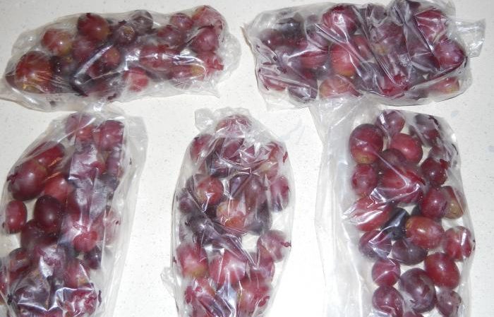 How to properly freeze grapes for the winter in the freezer and is it possible to do it