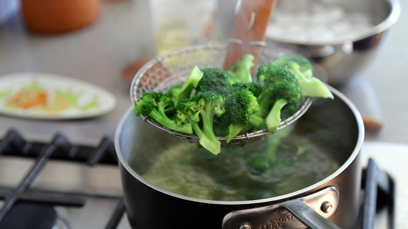 How to properly freeze broccoli for the winter at home: step by step instructions and use of the blank