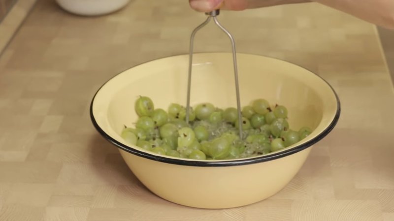 How to properly freeze gooseberries for the winter in the freezer: the best ways