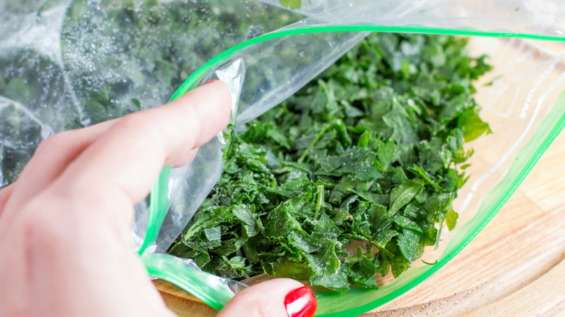 Best recommendations on how to prepare parsley for the winter and preserve the flavor