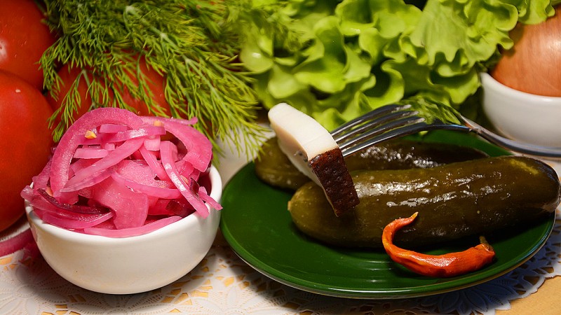 The most delicious recipes: how to pickle onions in vinegar