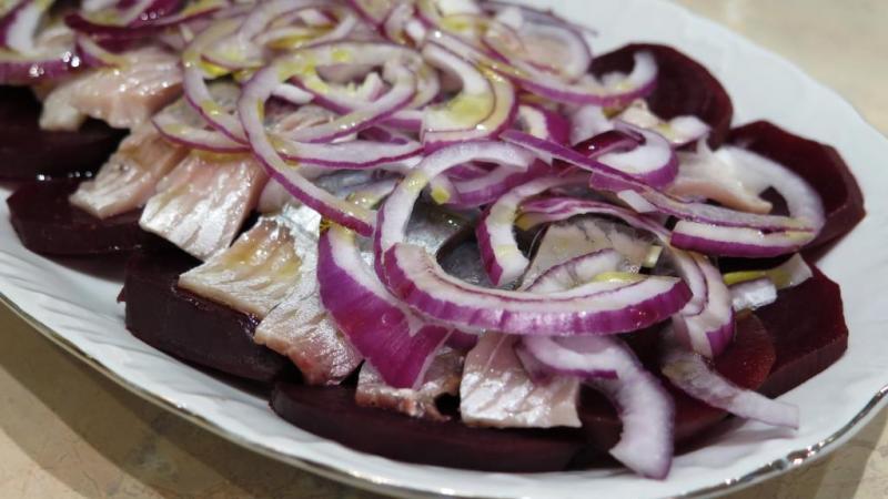 The most delicious recipes: how to pickle onions in vinegar