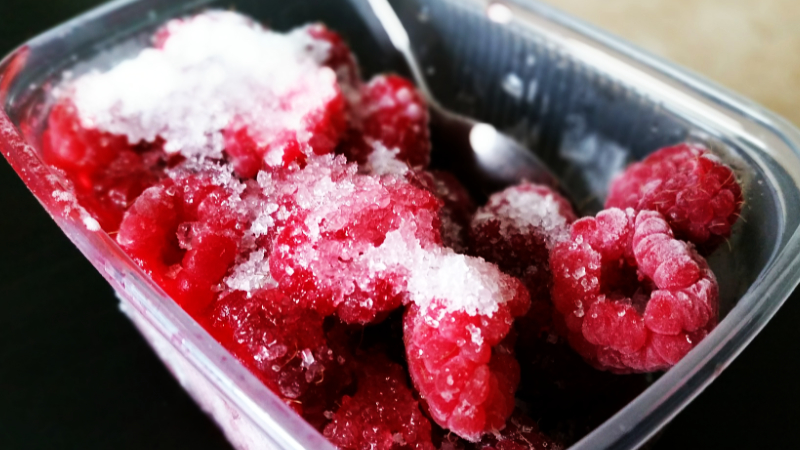 The best ways to freeze raspberries for the winter correctly