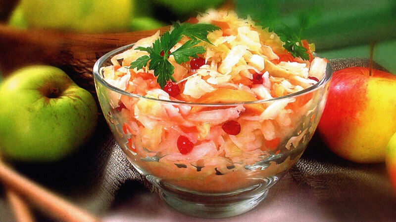 Delicious recipes of pickled cabbage in jars with apples for the winter, which are eaten instantly