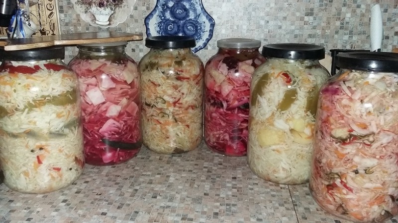 Delicious recipes of pickled cabbage in jars with apples for the winter, which are eaten instantly