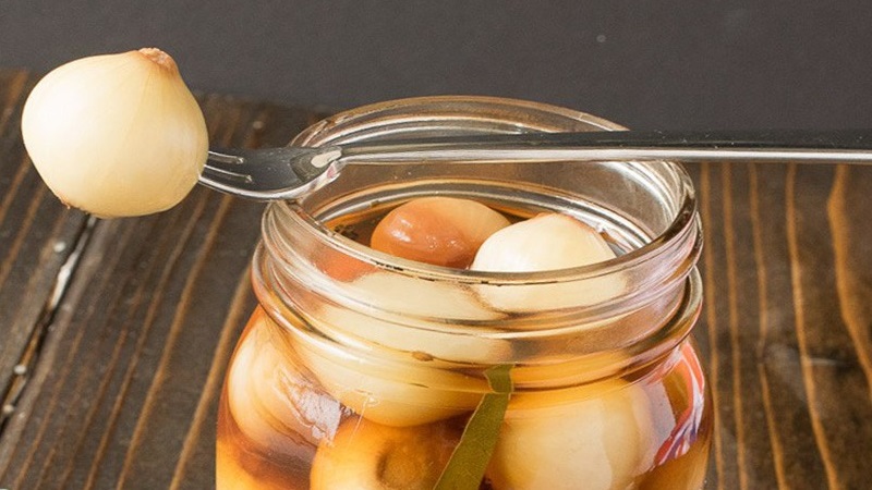 Delicious recipes for the winter: pickled onions without sterilization