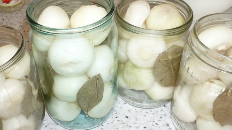 Onions for the winter in jars: how to salt properly