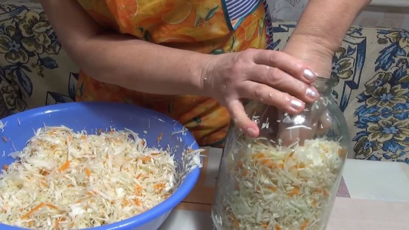 Simple but tasty ways to pickle cabbage without brine and storage features