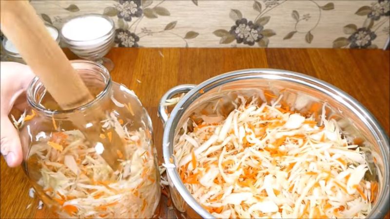 Simple but tasty ways to pickle cabbage without brine and storage features