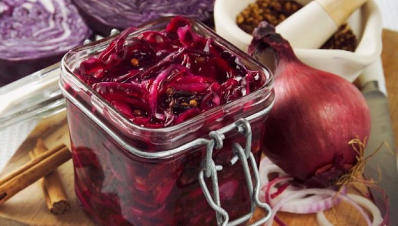 Simple and tasty ways to pickle red cabbage for the winter in jars