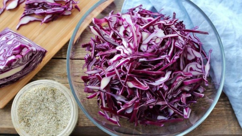 Simple and tasty ways to pickle red cabbage for the winter in jars
