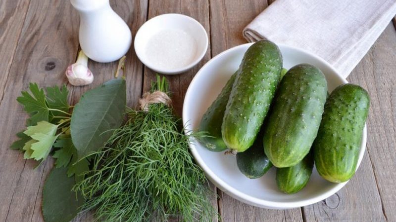Simple and delicious ways to dry pickle cucumbers in a jar, bag and barrel