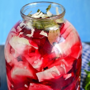 We prepare sauerkraut under an iron lid according to the best recipes
