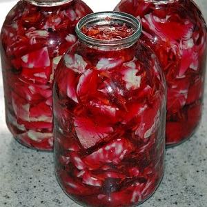 We prepare sauerkraut under an iron lid according to the best recipes