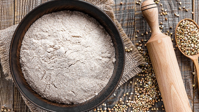 Why is green buckwheat flour useful and how to use it correctly