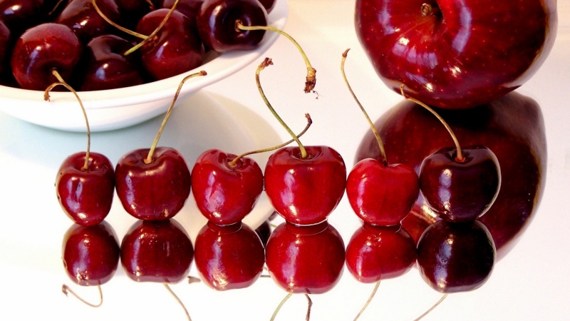 What are good cherry and sweet cherry hybrids and what are their features