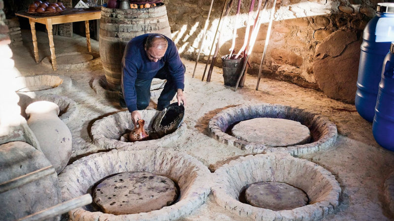 What grape variety is used to make Kindzmarauli wine