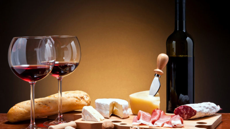What grape variety is used to make Kindzmarauli wine