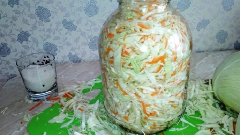How to salt cabbage so that it is crispy: recipes in jars and a saucepan