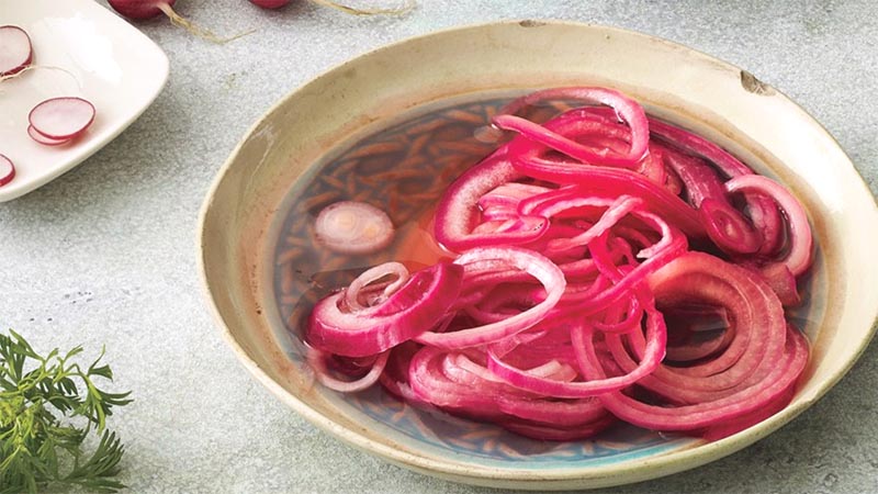 How to cook delicious pickled onions in half rings for the winter