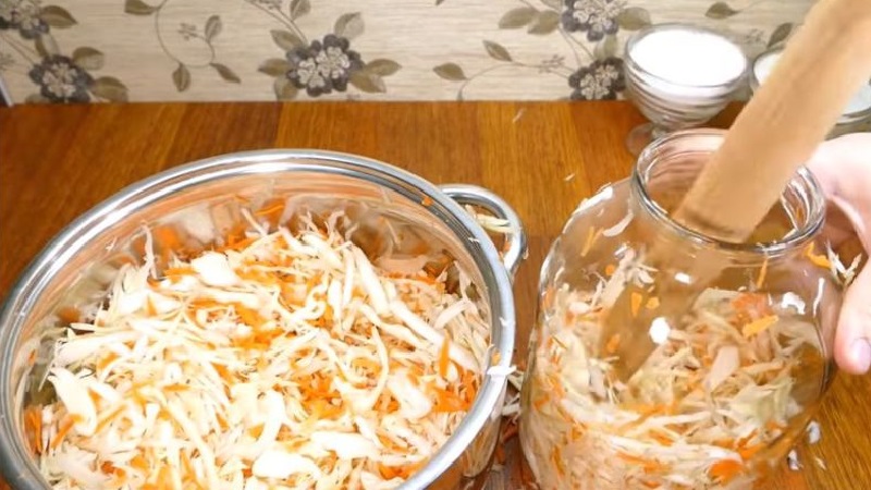 Why it is impossible to salt and sour cabbage in an aluminum container