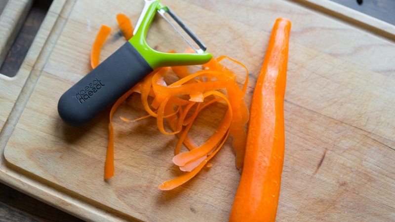 Reasons for blackening of carrots after peeling and what to do about it