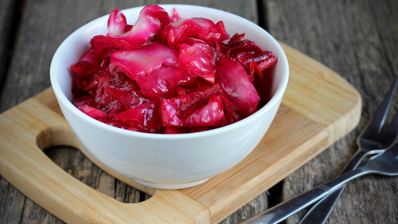 Salt cabbage in jars in a cold way for the winter: recipes and recommendations for storage