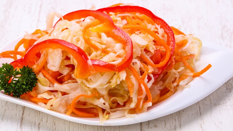 Salt cabbage in jars in a cold way for the winter: recipes and recommendations for storage