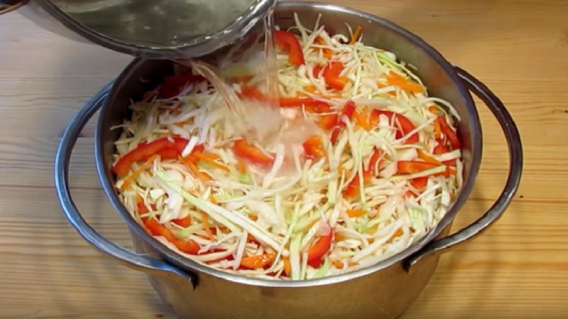 Salt cabbage in jars in a cold way for the winter: recipes and recommendations for storage