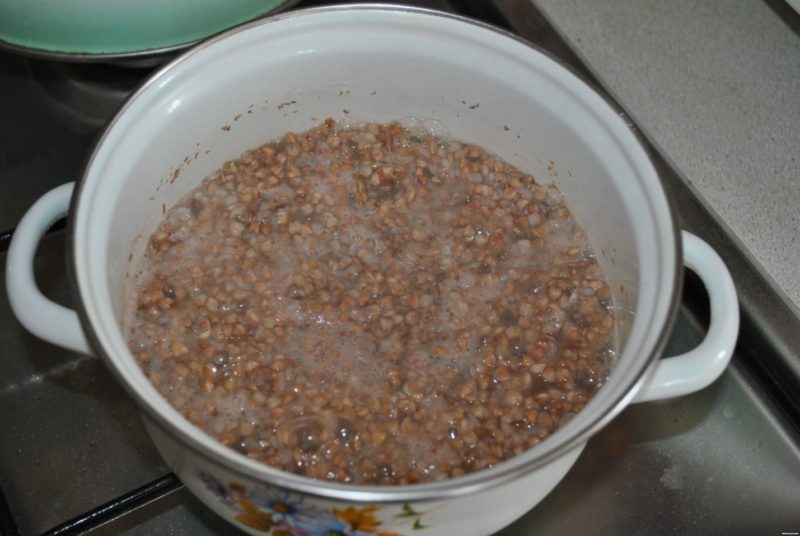 What water to throw buckwheat into: boiling or cold