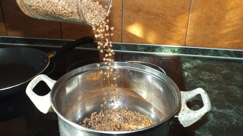 What water to throw buckwheat into: boiling or cold