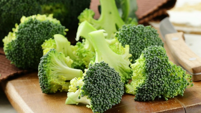 Is broccoli useful for weight loss and in what form and quantity to include it in the diet